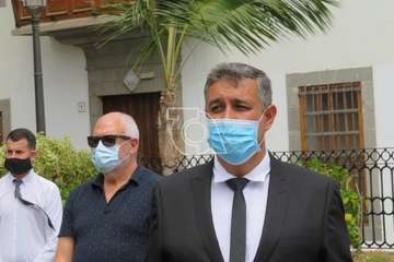 Minuto de silencio por las víctimas del Covid-19 en la plaza de San Juan y del personal de Servicios Sociales (Foto TA)